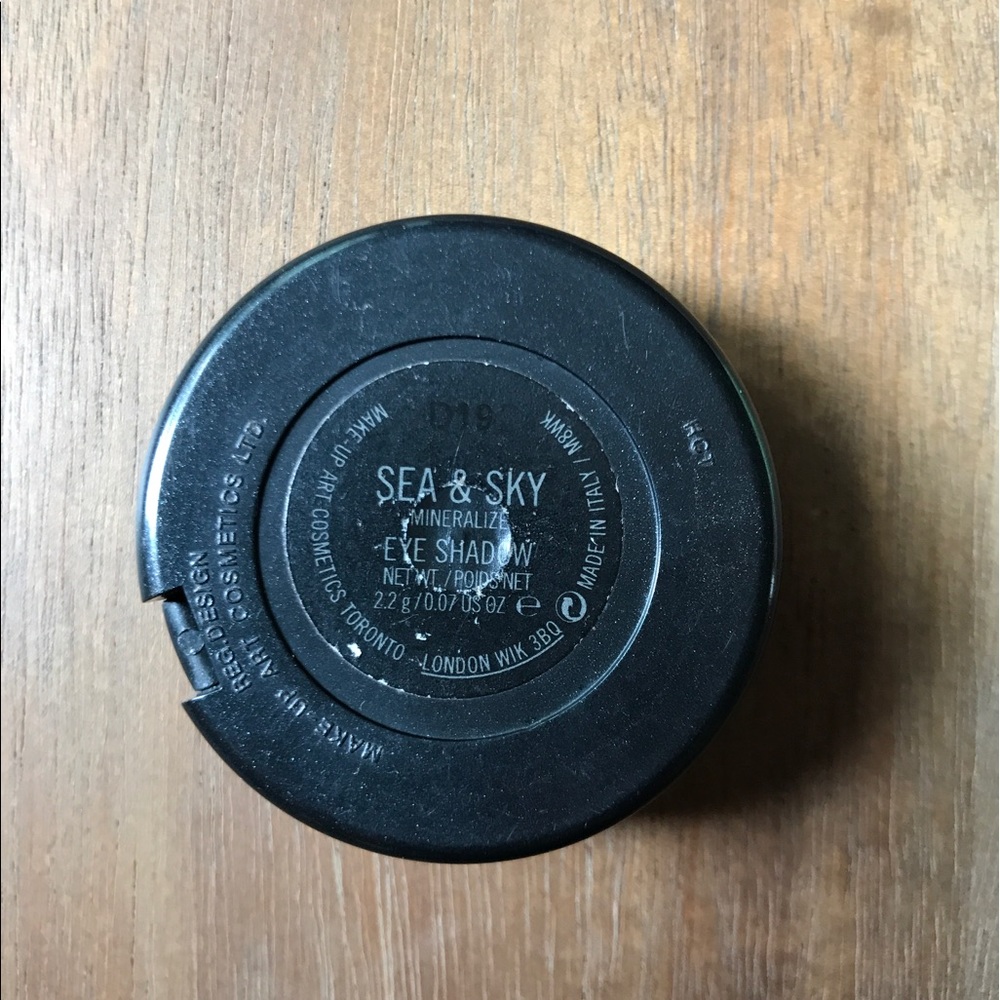 MAC Makeup - Picture 2 of 3